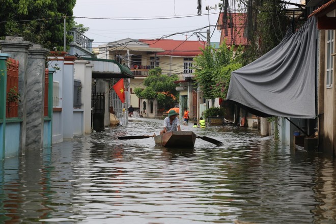 Huyện Quốc Oai, Hà Nội vẫn còn hàng chục điểm ngập úng sau đợt mưa lớn dài ngày do ảnh hưởng của bão số 2