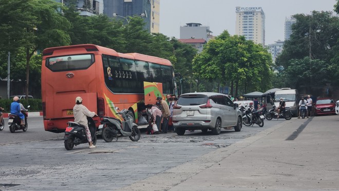 Tập kết hàng hóa, xe ngay tại đường Trần Vỹ