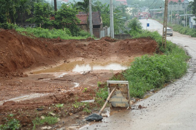 Cảnh báo, che chắn tạm bợ, sơ sài