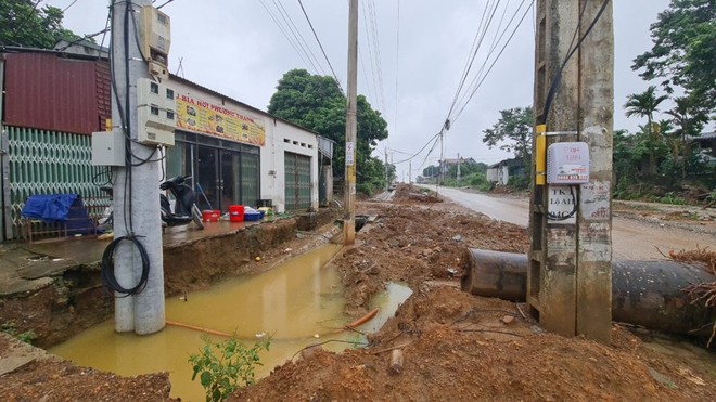 Đào mương, rãnh trước cửa nhà dân rồi bỏ đấy không có cảnh báo hay rào an toàn