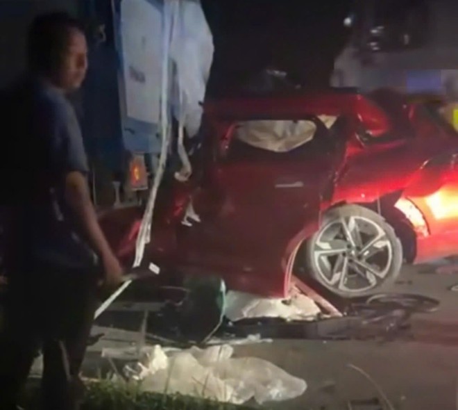 Hiện trường vụ tai nạn giữa xe con 7 chỗ và xe tải trên cao tốc Hà Nội- Thái Nguyên làm 1 người tử vong Hiện trường vụ tai nạn giữa xe con 7 chỗ và xe tải trên cao tốc Hà Nội- Thái Nguyên làm 1 người tử vong