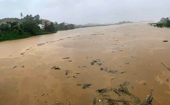 Nhiều sông, ngòi trên địa bàn tỉnh Yên Bái nước lũ dâng cao do mưa lớn từ hoàn lưu bão số 3