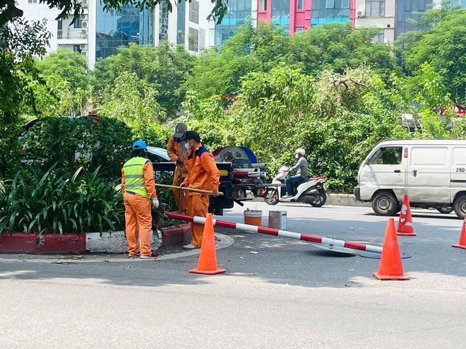 Lực lượng chức năng xử lý các biển báo đường bộ bị gãy, đổ do bão số 3