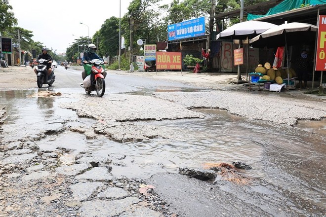 Một số đoạn trên quốc lộ 6 qua Hà Nội bị hư hỏng và ngập nước sau bão số 3