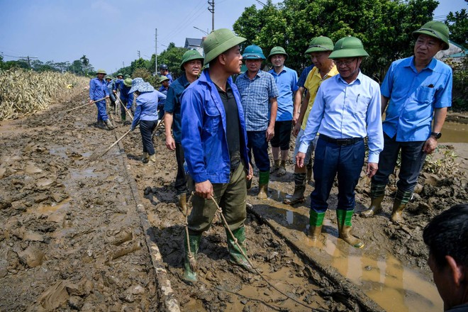 Hệ thống hạ tầng đường ray bị lũ vùi lấp