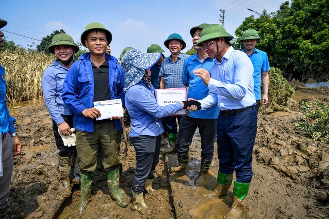 Chủ tịch HĐTV Tổng công ty Đường sắt Việt Nam thăm, động viên và tặng quà cán bộ công nhân viên tuyến đường sắt Hà Nội- Lào Cai