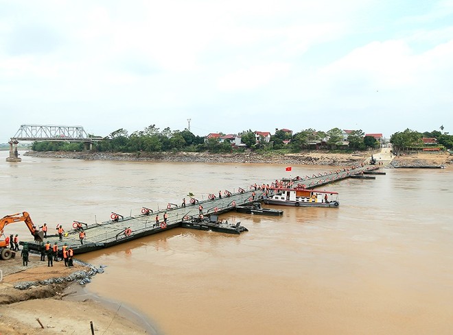 Lực lượng công binh đã hoàn thành lắp đặt cầu phao Phong Châu, sáng nay 30/9 tổ chức lưu thông cho các phương tiện