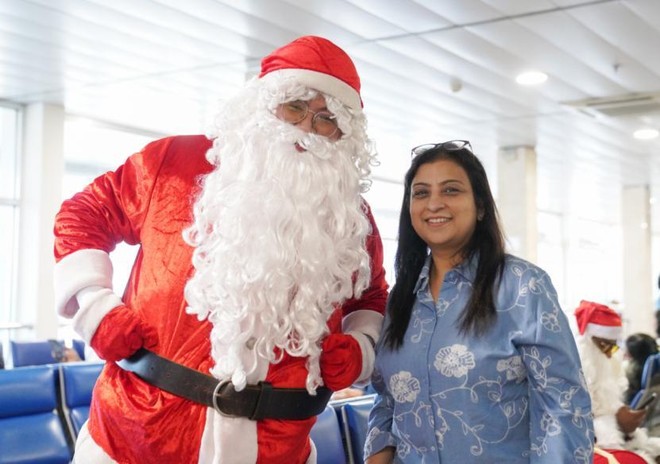 Trên các chuyến bay và tại sân bay, Ông Già Noel Vietjet cùng đội ngũ tiếp viên hàng không xuất hiện, trao tận tay hành khách những món quà đặc biệt – từ bánh kẹo ngọt ngào, những bông hoa vải độc đáo, đến các đồ trang trí cây thông Noel dễ thương làm từ vật liệu tái chế.