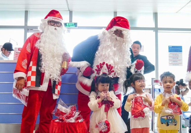 Điều đặc biệt là tất cả những món quà này đều được chế tác bởi đôi tay khéo léo của các em nhỏ có hoàn cảnh thiệt thòi tại các trung tâm thiện nguyện. Mỗi món quà chứa đựng câu chuyện về ước mơ, tinh thần sẻ chia, và thông điệp phát triển bền vững mà Vietjet mong muốn truyền tải.