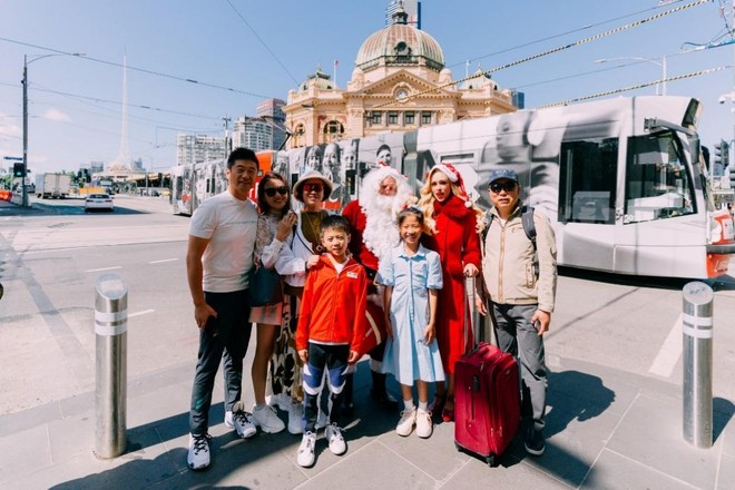 Tại khắp các điểm đến quốc tế của Vietjet, từ Australia, Ấn Độ, Nhật Bản, Hàn Quốc, Trung Quốc, Singapore, Indonesia, Malaysia, Thái Lan, Lào, Campuchia...Ông Già Noel Vietjet đã trao tay những món quà bất ngờ đến du khách và người dân địa phương, lan tỏa niềm vui và sự ấm áp đến khắp mọi nơi.