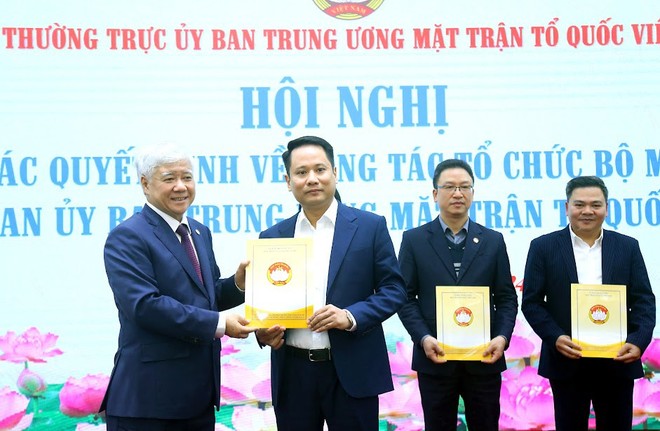 Chủ tịch Ủy ban Trung ương MTTQ Việt Nam Đỗ Văn Chiến trao Quyết định điều động, bổ nhiệm nhà báo Trương Thành Trung Chủ tịch Ủy ban Trung ương MTTQ Việt Nam Đỗ Văn Chiến trao Quyết định điều động, bổ nhiệm nhà báo Trương Thành Trung