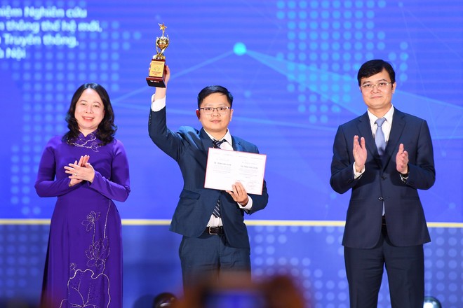 Phó Chủ tịch nước Võ Thị Ánh Xuân và Bí thư thứ nhất Trung ương Đoàn Bùi Quang Huy trao Giải thưởng Quả Cầu Vàng năm 2023 cho các tài năng trẻ Phó Chủ tịch nước Võ Thị Ánh Xuân và Bí thư thứ nhất Trung ương Đoàn Bùi Quang Huy trao Giải thưởng Quả Cầu Vàng năm 2023 cho các tài năng trẻ