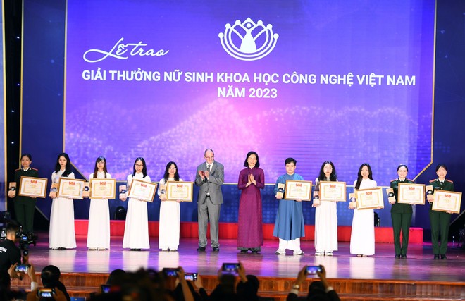 Trao giải Nữ sinh viên KHCN Việt Nam năm 2023 Trao giải Nữ sinh viên KHCN Việt Nam năm 2023