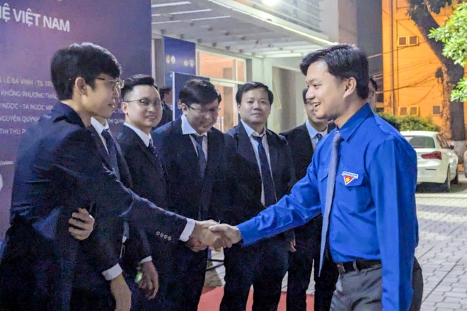 Bí thư Ban chấp hành Trung ương Đoàn Nguyễn Minh Triết trò chuyện, chúc mừng các nhà khoa học trẻ đoạt Giải thưởng Khoa học công nghệ Quả Cầu Vàng 2024 Bí thư Ban chấp hành Trung ương Đoàn Nguyễn Minh Triết trò chuyện, chúc mừng các nhà khoa học trẻ đoạt Giải thưởng Khoa học công nghệ Quả Cầu Vàng 2024