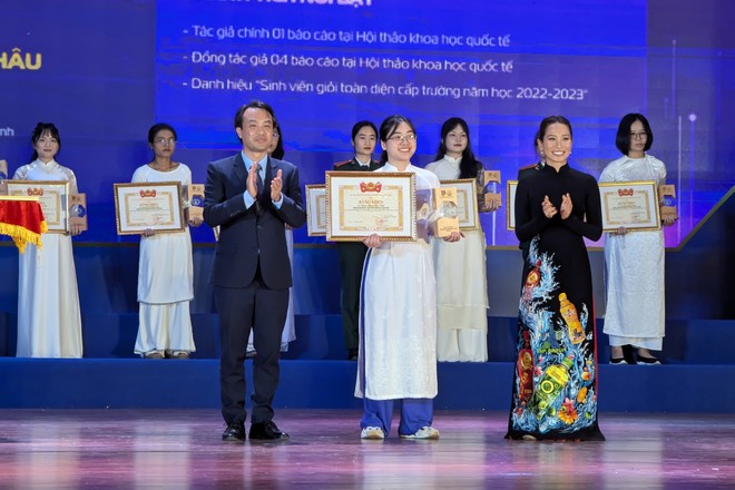 "Bông hồng thép" Vũ Phương Thanh (Thanh Vũ) - Đại sứ thương hiệu Number 1 - Tập đoàn Tân Hiệp Phát trao giải cho các nữ sinh đoạt Giải thưởng Nữ sinh khoa học công nghệ Việt Nam "Bông hồng thép" Vũ Phương Thanh (Thanh Vũ) - Đại sứ thương hiệu Number 1 - Tập đoàn Tân Hiệp Phát trao giải cho các nữ sinh đoạt Giải thưởng Nữ sinh khoa học công nghệ Việt Nam