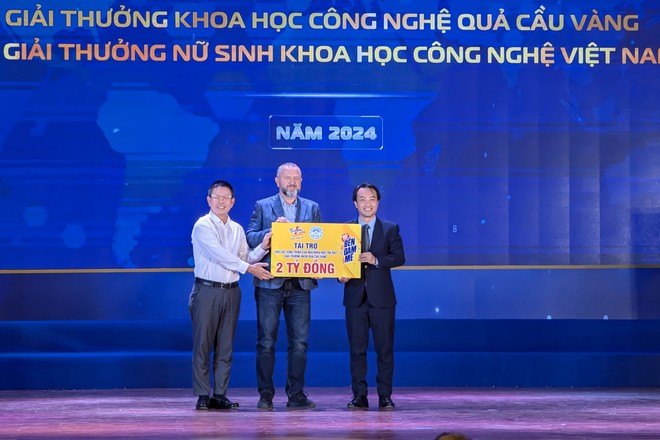 Báo Tiền Phong, đại diện Quỹ hỗ trợ Tài năng trẻ Việt Nam và đại diện nhãn hàng Nước tăng lực Number 1 trao tài trợ 2 tỷ đồng cho các công trình khoa học của các tài năng trẻ đạt Giải thưởng Khoa học công nghệ Quả Cầu Vàng. Báo Tiền Phong, đại diện Quỹ hỗ trợ Tài năng trẻ Việt Nam và đại diện nhãn hàng Nước tăng lực Number 1 trao tài trợ 2 tỷ đồng cho các công trình khoa học của các tài năng trẻ đạt Giải thưởng Khoa học công nghệ Quả Cầu Vàng.