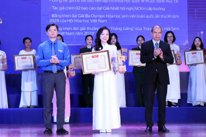 Anh Nguyễn Minh Triết và ông Trần Tuấn Anh (Phó chủ tịch Viện Hàn lâm khoa học công nghệ Việt Nam) trao giải cho các nữ sinh đoạt Giải thưởng Nữ sinh khoa học công nghệ Việt Nam Anh Nguyễn Minh Triết và ông Trần Tuấn Anh (Phó chủ tịch Viện Hàn lâm khoa học công nghệ Việt Nam) trao giải cho các nữ sinh đoạt Giải thưởng Nữ sinh khoa học công nghệ Việt Nam