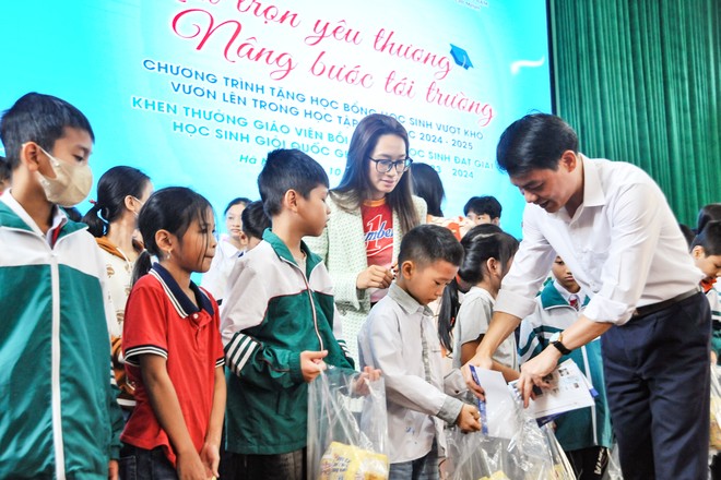 Vũ Phương Thanh (Thanh Vũ) - Đại sứ thương hiệu Number 1 - Tập đoàn Tân Hiệp Phát cùng đại diện lãnh đạo tỉnh Hà Nam trao học bổng cho các em học sinh khó khăn Vũ Phương Thanh (Thanh Vũ) - Đại sứ thương hiệu Number 1 - Tập đoàn Tân Hiệp Phát cùng đại diện lãnh đạo tỉnh Hà Nam trao học bổng cho các em học sinh khó khăn