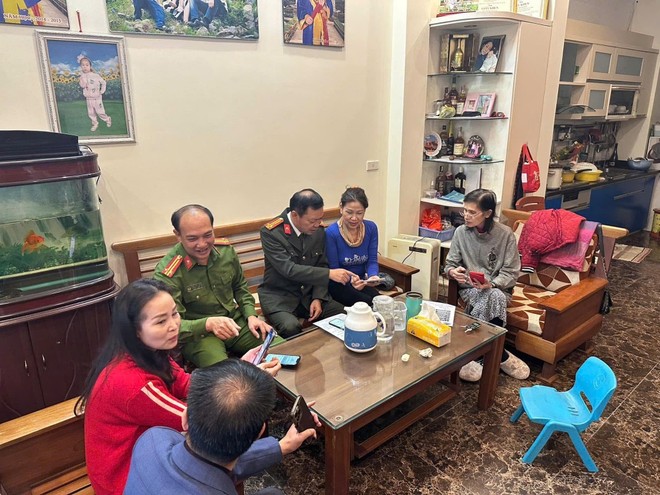 Công an Hà Nội đến từng nhà dân tuyên truyền, hướng dẫn cài đặt, sử dụng iHanoi.