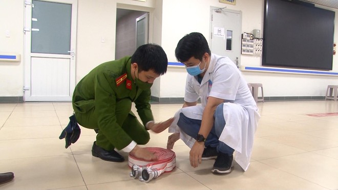 Lực lượng PCCC -và CNCH - CAQ Hai Bà Trưng kiểm tra các thiết bị chữa cháy tại Bệnh viện Hữu Nghị