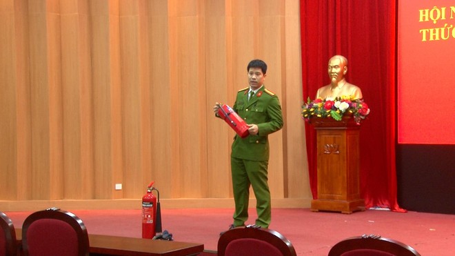 Cán bộ Đội Cảnh sát PCCC và CNCH - CAQ Hai Bà Trưng tuyên truyền, hướng dẫn các kỹ năng về PCCC được tổ chức tại Bệnh viện Hữu nghị Việt Xô.