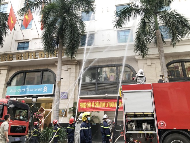 Lực lượng PCCC và CNCH - CAQ Hai Bà Trưng phối hợp cùng lực lượng PCCC Công ty Cổ phần TMDV Tổng hợp Hai Bà Trưng tổ chức chữa cháy.