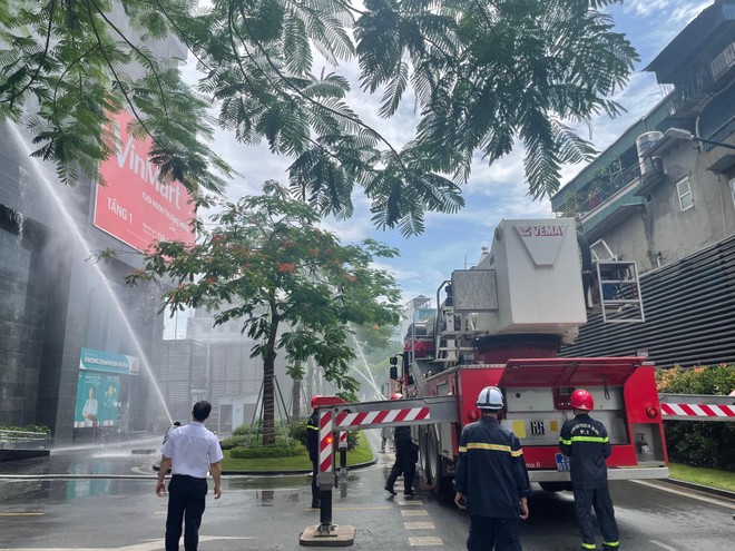 Lực lượng chức năng đang triển khai chữa cháy.