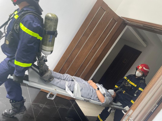 Lực lượng cứu hộ cứu người mắc kẹt bị thương bên trong tòa nhà ra ngoài.