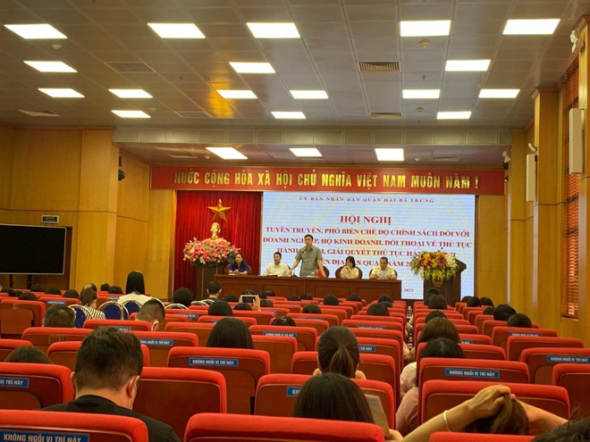 Chủ tịch UBND quận Hai Bà Trưng Nguyễn Quang Trung, Phó Chủ tịch UBND quận cùng đại diện các cơ quan chức năng quận trực tiếp đối thoại, giải đáp nhiều ý kiến của doanh nghiệp, hộ kinh doanh trên địa bàn