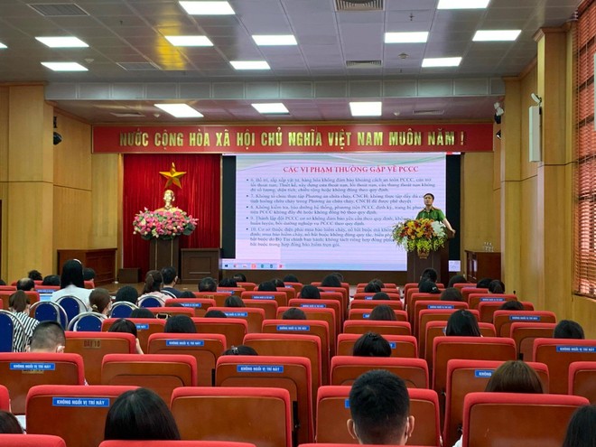 Công an quận Hai Bà Trưng tổ chức tuyên truyền về công tác PCCC&amp;CNCH cho phòng ban ngành và đại diện cơ quan doanh nghiệp trên địa bàn.