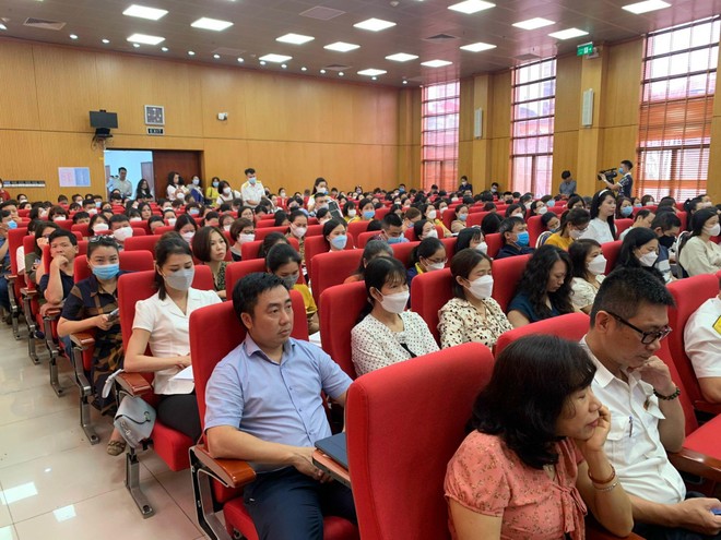 Đại diện gần 300 doanh nghiệp trên địa bàn dự hội nghị