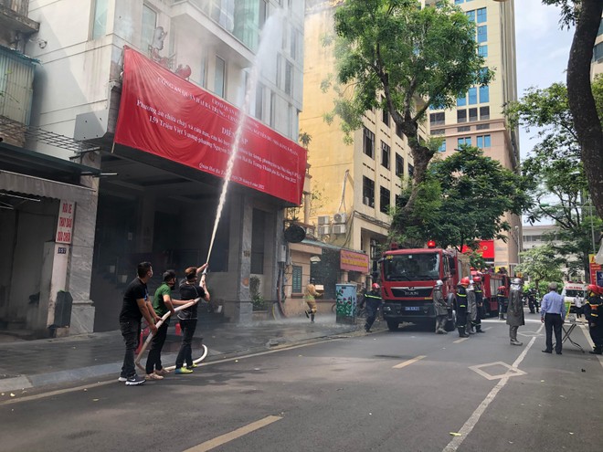 Lực lượng PCCC cơ sở dùng vòi chữa cháy dập lửa Lực lượng PCCC cơ sở dùng vòi chữa cháy dập lửa