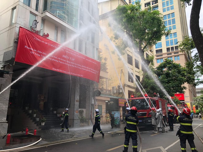Lực lượng Cảnh sát PCCC và CNCH - CAQ Hai Bà Trưng phối hợp cùng lực lượng cơ sở tổ chức chữa cháy và CNCH Lực lượng Cảnh sát PCCC và CNCH - CAQ Hai Bà Trưng phối hợp cùng lực lượng cơ sở tổ chức chữa cháy và CNCH