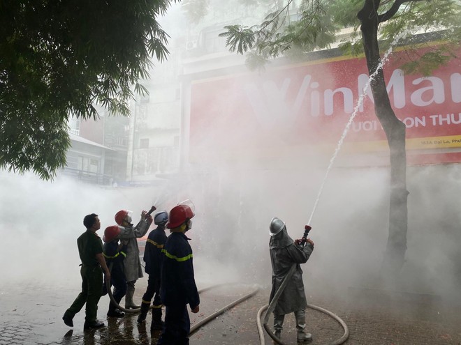 Ngọn lửa được khống chế sau 20 phút.