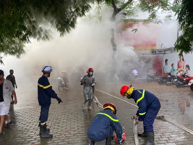 Lực lượng Cảnh sát phòng cháy, chữa cháy và cứu hộ, cứu nạn Công an quận Hai Bà Trưng nhanh chóng có mặt tại hiện trường triển khai chữa cháy.