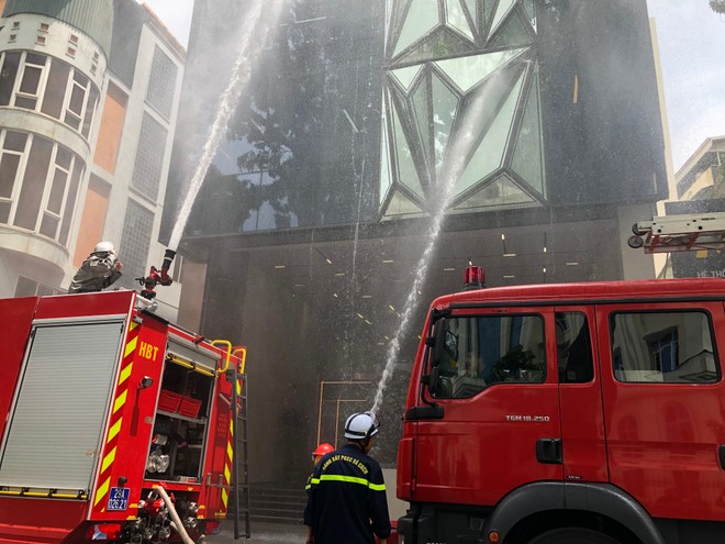 Các lực lượng phối hợp triển khai đồng bộ các phương án chữa cháy và cứu nạn, cứu hộ.