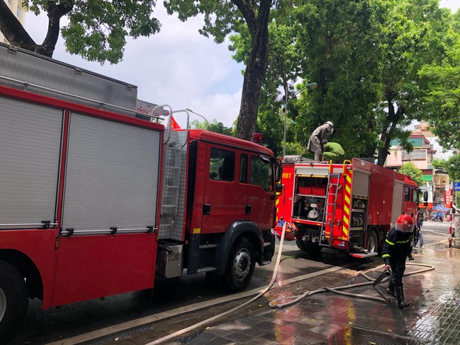 Xe chữa cháy và cán bộ chiến sĩ được điều động tới hiện trường tổ chức chữa cháy.