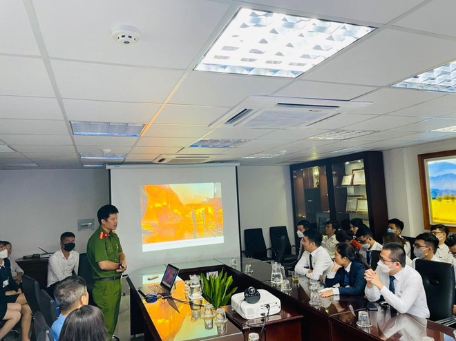 Cán bộ thuộc Đội Cảnh sát PCCC và CNCH Công an quận Hai Bà Trưng tuyên truyền về các kiến thức cơ bản về PCCC và CNCH cho các cán bộ, nhân viên ngân hàng.