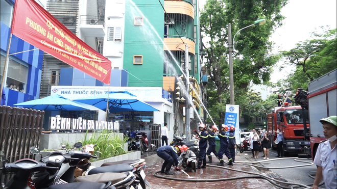 Diễn tập phương án chữa cháy và cứu nạn cứu hộ tại Bệnh viện đa khoa Hà Nội.