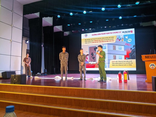 Giảng viên hướng dẫn cho các hội viên về thao tác sử dụng bình chữa cháy cầm tay, lăng vòi chữa cháy...