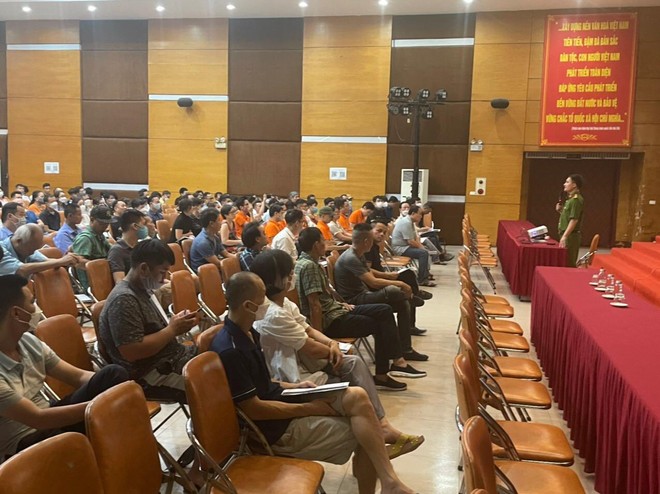 Hơn 5.000 hội viên là lực lượng dân phòng 18 phường, người đứng đầu các cơ sở, doanh nghiệp... trên địa bàn quận Hai Bà Trưng tham gia các lớp tập huấn nghiệp vụ PCCC và CNCH.