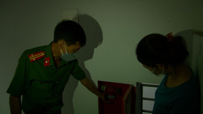 Lực lượng chức năng phải đứng trong bóng tối để kiểm tra các thiết bị chữa cháy.