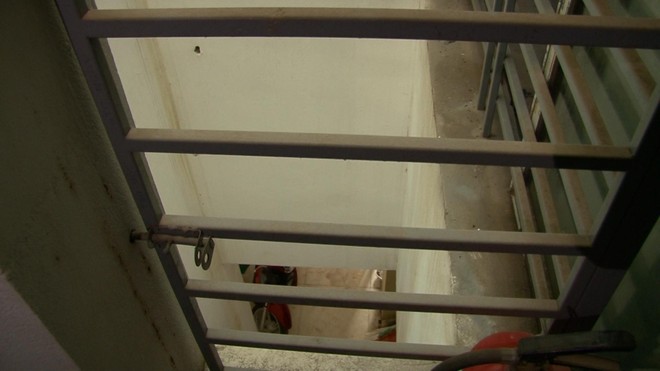 Lối thoát đặt tại tầng 2 trong khu nhà trọ 6 tầng, không có lối đi. Chủ nhà trọ cho rằng nều xảy ra cháy sẽ đặt đệm phía dưới cho mọi người nhảy xuống!