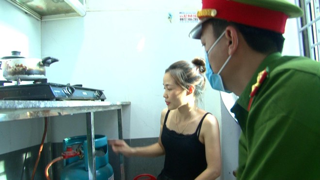 Lực lượng chức năng kiểm tra khu vực bếp của phòng trọ một gia đình công nhân.