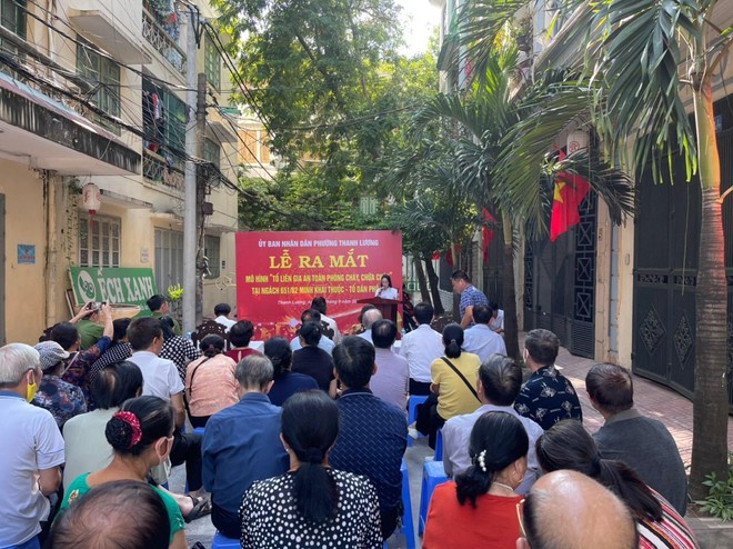 Lễ ra mắt thí điểm mô hình “Tổ liên gia an toàn phòng cháy và chữa cháy khu dân cư” tại phường Thanh Lương, quận Hai Bà Trưng.