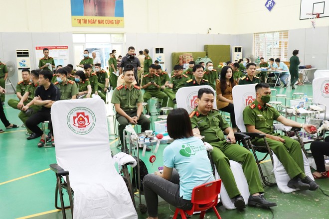 Hơn 300 cán bộ chiến sỹ thuộc Công an các quận, phòng nghiệp vụ Công an thành phố Hà Nội đã tham gia hiến máu. Hơn 300 cán bộ chiến sỹ thuộc Công an các quận, phòng nghiệp vụ Công an thành phố Hà Nội đã tham gia hiến máu.