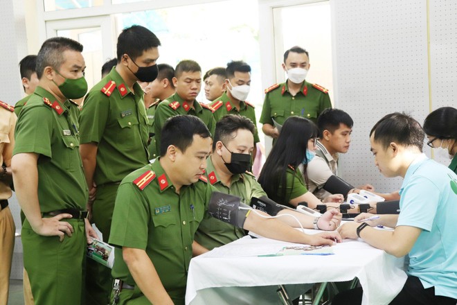 Hiến máu tình nguyện là một trong những hoạt động vì cộng đồng xã hội mà Công an Hà Nội tổ chức thường xuyên hàng năm. Hiến máu tình nguyện là một trong những hoạt động vì cộng đồng xã hội mà Công an Hà Nội tổ chức thường xuyên hàng năm.