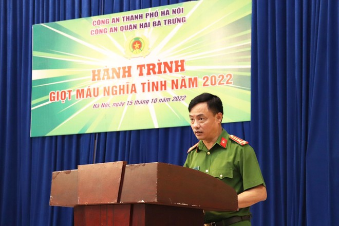 Thượng tá Nguyễn Duy Tuấn - Phó trưởng Công an quận Hai Bà Trưng phát biểu chỉ đạo tại chương tình hiến máu tình nguyện. Thượng tá Nguyễn Duy Tuấn - Phó trưởng Công an quận Hai Bà Trưng phát biểu chỉ đạo tại chương tình hiến máu tình nguyện.
