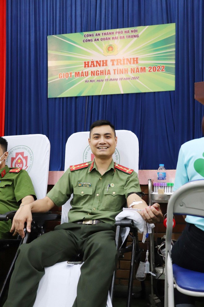Niềm vui trên gương mặt người chiến sỹ Công an Thủ đô khi hiến máu. Niềm vui trên gương mặt người chiến sỹ Công an Thủ đô khi hiến máu.