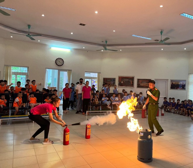 Lực lượng chữa cháy hướng dẫn cơ sở tổ chức sử dụng bình chữa cháy xách tay dập tắt đám cháy Lực lượng chữa cháy hướng dẫn cơ sở tổ chức sử dụng bình chữa cháy xách tay dập tắt đám cháy